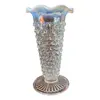 Foto de um(a) Antigo Vasinho Opalescente Em Opalina Art Deco Fenton Glass, da categoria de Vasos. ~ Fenton Art Glass ~Manufatura americana fundada em 1905. Antigo vasinho artístico em vidro opalescente com a borda... Vendido no marketplace Trésors.