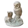 Foto de um(a) Antiga Escultura Coruja E Gato Sabedoria Porcelana Alemã, da categoria de Modelos e estatuetas. Gracioso bloco escultórico com linda cena representando coruja e gato. Porcelana alemã em tons terrosos, peça de excelente... Vendido no marketplace Trésors.