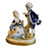 Foto de um(a) Antigo Bloco Escultórico Escultura Fidalgos Porcelana Alemã, da categoria de Escultura. Antigo e delicadíssimo bloco escultórico representando casal de fidalgos em linda cena romântica. Peça feita à mão em... Vendido no marketplace Trésors.