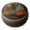 Foto de um(a) Antiga Caixa Decorativa Porta Joias Porcelana Japão Satsuma, da categoria de Porta-Jóias. Antiga caixinha oriental em porcelana japonesa Satsuma. Decoração típica, ricamente pintada à mão. Medidas 6x12cm. Vendido no marketplace Trésors.