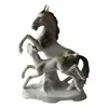 Foto de um(a) Antiga Escultura Art Deco Cavalo Em Porcelana Alemã, da categoria de Escultura. Antigo e belíssimo bloco escultórico representando cavalos em movimento. Peça artística, feita à mão em porcelana alemã.... Vendido no marketplace Trésors.