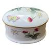 Foto de um(a) Antiga Pequena Caixinha De Coleção Porcelana Inglesa Floral, da categoria de Cestos e Caixas. Antiga e pequena caixinha decorativa ou porta joias em porcelana artística inglesa. Designer de artista. Lindo formato e... Vendido no marketplace Trésors.