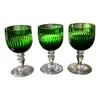 Foto de um(a) Antigo Trio De Taças Em Cristal Francês Verde Esmeralda, da categoria de Taças. Antigo trio de taças em cristal francês cor verde esmeralda. Lapidadas à mão.Medidas 11x6cm cada. Vendido no marketplace Trésors.