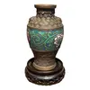 Foto de um(a) Antigo Raro Legítimo Vaso Chinês Oriental Bronze Cloisonné, da categoria de Vasos. Antigo e lindo vasinho em bronze Cloisonné, linda decoração esmaltada à mão ao redor da peça. Essa técnica de trabalho em... Vendido no marketplace Trésors.
