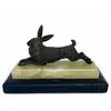 Foto de um(a) Antiga Escultura De Coelho Art Deco Pétit Bronze Francês, da categoria de Escultura. Antiga e linda escultura artística representando coelho em pétit bronze francês, base dupla em alabastro e mármore italiano.... Vendido no marketplace Trésors.
