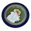 Foto de um(a) Antigo Prato Art Nouveau Rosto Dama Porcelana Limoges Azul, da categoria de Pratos Decorativos. Antigo prato artístico em porcelana francesa, cor azul cobalto. Pintado à mão. Original do início do século XX.Medida 24cm. Vendido no marketplace Trésors.