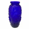 Foto de um(a) Antigo Vaso Art Deco Pássaros Vidro Francês Azul Cobalto, da categoria de Vasos. Antigo e belíssimo vaso em vidro francês azul cobalto com decoração de pássaros e flores relevo. Período Art Deco.Medidas... Vendido no marketplace Trésors.