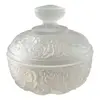 Foto de um(a) Antiga Caixa Decorativa Bomboniere Cristal Francês Satiné, da categoria de Cestos e Caixas. Antiga e imponente caixa decorativa, porta joias ou bomboniere em cristal francês satiné. Decoração floral em relevo,... Vendido no marketplace Trésors.