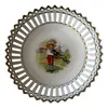 Foto de um(a) Antigo Prato Decorativo Borda Fenestrada Porcelana Schumann, da categoria de Pratos Decorativos. ~ Schumann Bavaria ~Antigo e decorarivo prato fruteira em porcelana alemã com a borda fenestrada e filete em ouro. Belíssima... Vendido no marketplace Trésors.