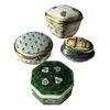 Foto de um(a) Antiga Coleção De Caixinhas Porta Comprimidos Porcelana, da categoria de Cestos e Caixas. Antigas e lindas caixinhas decorativas ou porta comprimidos em porcelana europeia. Medidas entre 5 e 6cm cada. Vendido no marketplace Trésors.