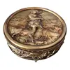 Foto de um(a) Antiga Escultura Caixa Decorativa Pétit Bronze Francês Debut, da categoria de Cestos e Caixas. ~ Retour Des Champs par Marcel Debut ~Antiga e grande caixa decorativa em bronze francês, com relevos artísticos. A cena... Vendido no marketplace Trésors.