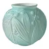 Foto de um(a) Antigo Raro Vaso Jarro Bojudo Em Opalina Azul Art Deco, da categoria de Vasos. Antigo e lindo vaso bojudo em opalina artística na cor azul, linda decoração com folhagens em relevo. Muito decorativo e... Vendido no marketplace Trésors.