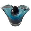 Foto de um(a) Antigo Vaso Decorativo Em Murano Italiano Azul Art Deco, da categoria de Vasos. Antigo e muito diferente vaso “gota” em Murano italiano na cor azul. Ele tem um formato icônico, com essa divisão da gota no... Vendido no marketplace Trésors.