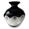 Foto de um(a) Antigo Vaso Art Deco Murano Italiano Leitoso Preto E Branco, da categoria de Vasos. Antigo vaso em Murano italiano leitoso. Peça artística, ricamente feita à mão. Técnica de trabalho Bullicante com bolhas... Vendido no marketplace Trésors.