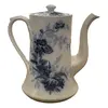 Foto de um(a) Antigo Raro Bule Porcelana Branca Azul Borrão Johnson Bros, da categoria de Bules. ~ Johnson Bros ~Antigo e raro bule em porcelana inglesa branca com decoração floral em azul borrão, modelo Paris, década de... Vendido no marketplace Trésors.