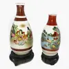 Foto de um(a) Antigo Par De Pequenos Vasos Orientais Porcelana Japonesa, da categoria de Vasos. Antigo par de vasinhos orientais em porcelana japonesa, pintados à mão. Base em madeira de lei. Altura 14 e 17cm. Vendido no marketplace Trésors.