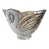 Foto de um(a) Antigo Vaso Centro De Mesa Cisne Cristal Francês Satiné, da categoria de Centro de mesa. Antigo e belíssimo vaso, centro de mesa em cristal francês, com decoração de cisnes em relevo. Ótimo tamanho para fazer... Vendido no marketplace Trésors.