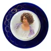 Foto de um(a) Antigo Raro Prato Rosto De Dama Porcelana Francesa Assinado, da categoria de Pratos Decorativos. ~ Coleção damas ~Antigo e raro prato artístico em porcelana francesa, cor azul cobalto. Pintado à mão. Original do início do... Vendido no marketplace Trésors.