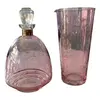 Foto de um(a) Antigo Conjunto De Garrafa E Coqueteleira Cristal Furta-cor, da categoria de Garrafas, potes e jarros. Um clássico da década de 1960/70. Antigo e decorativo conjunto com garrafa/licoreira e jarra/coqueteleira em cristal... Vendido no marketplace Trésors.