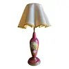 Foto de um(a) Antigo Abajur Luminária Rosa Porcelana Francesa Limoges, da categoria de Abajures. ~ Limoges ~Antigo e lindo abajur em porcelana artística francesa, decoração com cena galante Fragonard e filetes de 18k.... Vendido no marketplace Trésors.