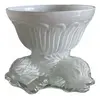 Foto de um(a) Antigo Vaso Centro De Mesa Cachepot Opalina Branca Leitosa, da categoria de Cachepot. ~ Moule Pressed Glass ~ Excepcional vaso/cachepot em opalina branca leitosa, linda decoração com peixes em relevo. Peça... Vendido no marketplace Trésors.