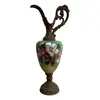 Foto de um(a) Antiga Ânfora Jarro Decorativo Pétit Bronze Opalina Francesa, da categoria de Vasos e recipientes. Antiga e grande jarra decorativa com estrutura em metal trabalhado e parte central em opalina francesa pintada à mão. Peça... Vendido no marketplace Trésors.