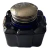 Foto de um(a) Antigo Tinteiro De Coleção Vidro Americano Azul Art Deco, da categoria de Outros colecionáveis. Antigo tinteiro de coleção em vidro americano na cor azul. Guarnições em metal espessurado a prata. Medidas 6x8cm. Vendido no marketplace Trésors.
