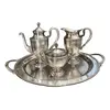 Foto de um(a) Antigo Conjunto De Café Chá Bandeja Bule Em Prata Eberle, da categoria de Conjuntos de café e chá. ~ Eberle Silverplated ~Antigo e elegante conjunto de chá composto por quatro peças, sendo elas; uma bandeja, um bule, uma... Vendido no marketplace Trésors.