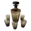 Foto de um(a) Antigo Conjunto Garrafa Licoreira E Copos Cristal Art Deco, da categoria de Garrafas. ~ Para servir e decorar ~ Antigo e excepcional serviço para licor composto por uma garrafa e cinco copinhos. Peças... Vendido no marketplace Trésors.