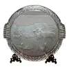 Foto de um(a) Antiga Bandeja Decorativa Com Alces Em Cristal Francês, da categoria de Bandejas. Para quem gosta de peças exclusivas.Antiga e grande bandeja em cristal francês, decorada com figuras de alces lapidados à... Vendido no marketplace Trésors.