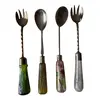 Foto de um(a) Antiga Coleção Talheres Salada Garfos Art Deco Vidro Loetz, da categoria de Garfos. Antigos talheres para servir em metal espessurado a prata. Os verdes são austríacos da renomada Loetz Glass. O veneziano é... Vendido no marketplace Trésors.