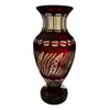 Foto de um(a) Antigo Grande Vaso Jarro Em Cristal Baccarat Lapidado Bordô, da categoria de Vasos. Antigo e grande vaso em cristal europeu doublé na cor bordô. Em contato com a luz ele fica com um tom mais avermelhado,... Vendido no marketplace Trésors.