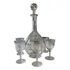 Foto de um(a) Antigo Conjunto Garrafa Cálices Cristal Francês Saint Louis, da categoria de Garrafas e Decantadores. Antigo e finíssimo conjunto para bebidas, composto por garrafa e seis cálices em cristal francês, da renomada Cristallerie... Vendido no marketplace Trésors.