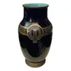 Foto de um(a) Antigo Vaso Jarro Ânfora Clássico Porcelana Sarreguemines, da categoria de Vasos. Importante vaso azul artístico em porcelana francesa Sarreguemines, pintado à mão e ornamentado com bronze. Peça toda... Vendido no marketplace Trésors.