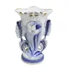 Foto de um(a) Vaso floreiro ao estilo barroco, da categoria de Vasos. Antigo floreiro ao gosto barroco, de porcelana branca, com decoração floral na tonalidade azul com filetes dourados. ... Vendido no marketplace Trésors.