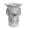 Foto de um(a) Vaso / Floreiro em porcelana, da categoria de Vasos. Pequeno e antigo floreiro, em porcelana branca, com decoração em relevos de folhas e flores em policromia com douração.... Vendido no marketplace Trésors.