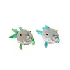 Foto de um(a) Par de peixinhos em cristal, da categoria de Outros objetos decorativos. Par de curiosos peixinhos em cristal, com farta lapidação, detalhes em verde e outro em azul. Apresenta logo da marca... Vendido no marketplace Trésors.