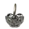 Foto de um(a) Antiga Linda Cesta Em Cristal Europeu Com Alça Em Prata, da categoria de Cestos e Caixas. Antiga e linda cesta em cristal europeu lapidado à mão, alça em metal espessurado à prata. Uma peça super decorativa e... Vendido no marketplace Trésors.