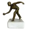 Foto de um(a) Antiga Linda Escultura De Bronze Art Deco Jogador De Bocha, da categoria de Escultura. Antiga e diferente escultura em bronze maciço de excelente qualidade, com base em mármore italiano. Representando jogador de... Vendido no marketplace Trésors.