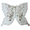 Foto de um(a) Borboleta Decorativa em Porcelana Moldada – Relevo Floral, da categoria de Objetos de parede esculturais. Exuberante escultura de parede ou mesa em porcelana branca vitrificada, apresentando o formato de uma borboleta com asas... Vendido no marketplace Trésors.