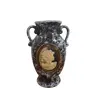 Foto de um(a) Belo vaso ao estilo veneziano em formato de ânfora, da categoria de Vasos. Belíssimo vaso em cerâmica em formato de ânfora, caracterizado por um design clássico e ornamentado que remete ao estilo... Vendido no marketplace Trésors.