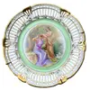 Foto de um(a) Antigo Raro Prato Decorativo Em Porcelana Alemã Fenestrado, da categoria de Pratos Decorativos. Bavaria - Germany. Antigo prato decorativo em porcelana artística alemã, borda fenestrada e linda decoração com cena de... Vendido no marketplace Trésors.