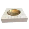 Foto de um(a) Elegante Porta-cartões Cinzeiro Estilo Art Deco, da categoria de Cinzeiros. Elegante porta-cartões, também pode ser um cinzeiro em folhas de marfim com bronze. Estilo Art Deco. Diâmetro 16cm. Vendido no marketplace Trésors.