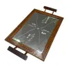 Foto de um(a) Antiga Bandeja Espelho Inglesa Art Deco Madeira Marchetada, da categoria de Bandejas. Antiga bandeja inglesa em madeira marchetada e espelho lapidado à mão. Art Deco.Medidas 40x23cm. Vendido no marketplace Trésors.