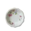 Foto de um(a) Saladeira de porcelana, da categoria de Travessas e tigelas. Saladeira Mauá, em porcelana branca com delicadas bordas onduladas e filete dourado sutil. Decorada com elegantes ramalhetes... Vendido no marketplace Trésors.