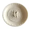 Foto de um(a) Antigo Pratinho De Parede Em Biscuit Francês, da categoria de Pratos Decorativos. Antigo pratinho de parede em biscuit francês ricamente decorado com querubins e flores. Em perfeito estado. Mede: 11cm. Vendido no marketplace Trésors.