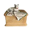Foto de um(a) Antigo Escultura De Gato Biscuit Italiano Capodimonte, da categoria de Escultura. Capodimonte. Antiga escultura artística moldada e pintada à mão em biscuit italiano, representado lindo gatinho deitado.... Vendido no marketplace Trésors.