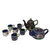 Foto de um(a) Antigas Miniaturas Conjunto De Chá Em Bronze Cloisonné, da categoria de Outros colecionáveis. Contem 2 bules que medem 6x8cm E 6 canequinhas, todas as peças em bronze esmaltadas à mão, uma arte!. Vendido no marketplace Trésors.
