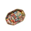 Foto de um(a) ​Bandeja em bambu estampado, da categoria de Travessas e tigelas. Bandeja em bambu estampado com detalhe em plástico dourado. Leves marcas do tempo e uso. Medidas: 26x18cm. Vendido no marketplace Trésors.