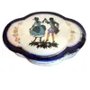 Foto de um(a) Antiga Caixa Porta Jóias Porcelana Alemã Cena Galante, da categoria de Porta-Jóias. Antiga caixinha porta-joias em fina porcelana alemã, decorada com cena galante e fios de ouro. Impecável. Medidas 8x12cm. Vendido no marketplace Trésors.